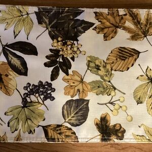 4 Placemats and 4 Napkins. They are for lovers of leaves.